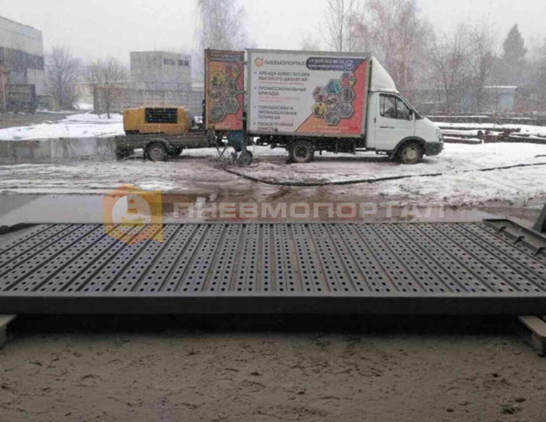 Обработали платформу для эвакуатора перед покраской Обработали платформу для эвакуатора перед покраской