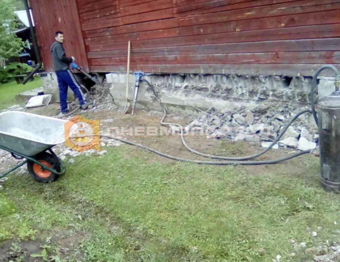 Частично демонтировали фундамент дачного дома Частично демонтировали фундамент дачного дома