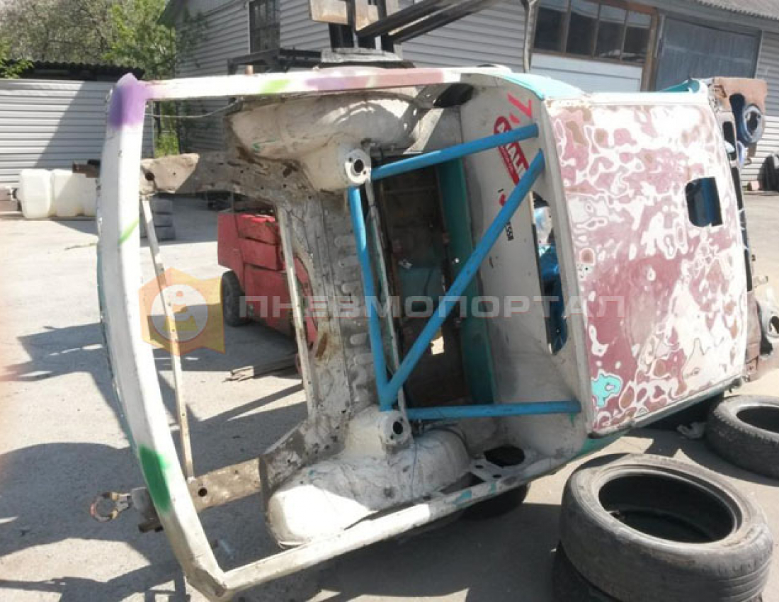 Обработали кузов автомобиля пескоструем Обработали кузов автомобиля пескоструем