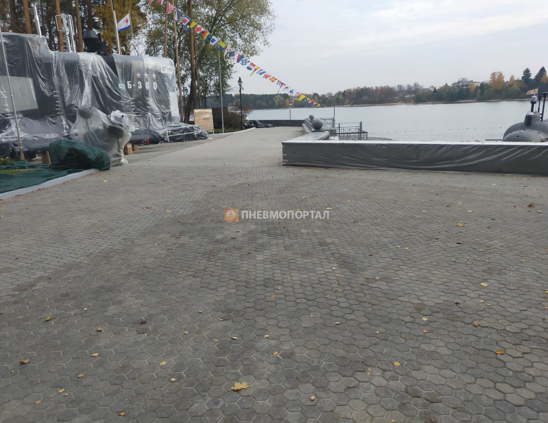 Пескоструйная очистка брусчатки от погодных загрязнений Пескоструйная очистка брусчатки от погодных загрязнений