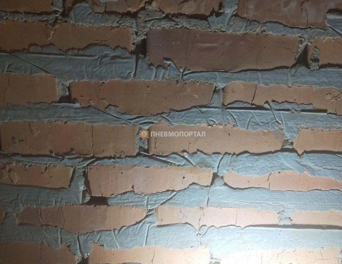 Пескоструйная обработка кирпичных стен погреба Пескоструйная обработка кирпичных стен погреба