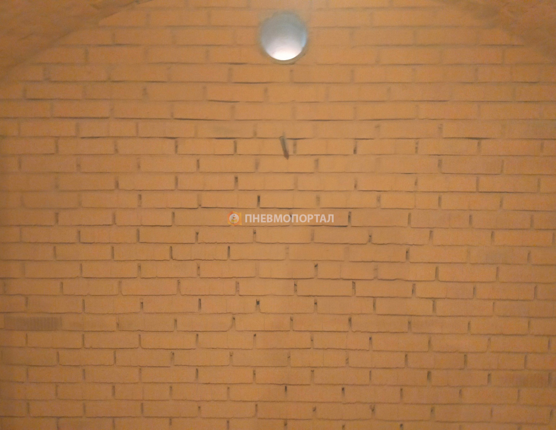 Пескоструйная обработка кирпичных стен погреба Пескоструйная обработка кирпичных стен погреба