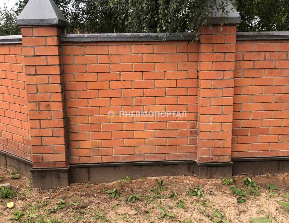 Пескоструйная очистка кирпичного забора от граффити Пескоструйная очистка кирпичного забора от граффити