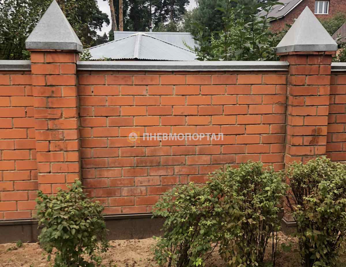 Пескоструйная очистка кирпичного забора от граффити Пескоструйная очистка кирпичного забора от граффити