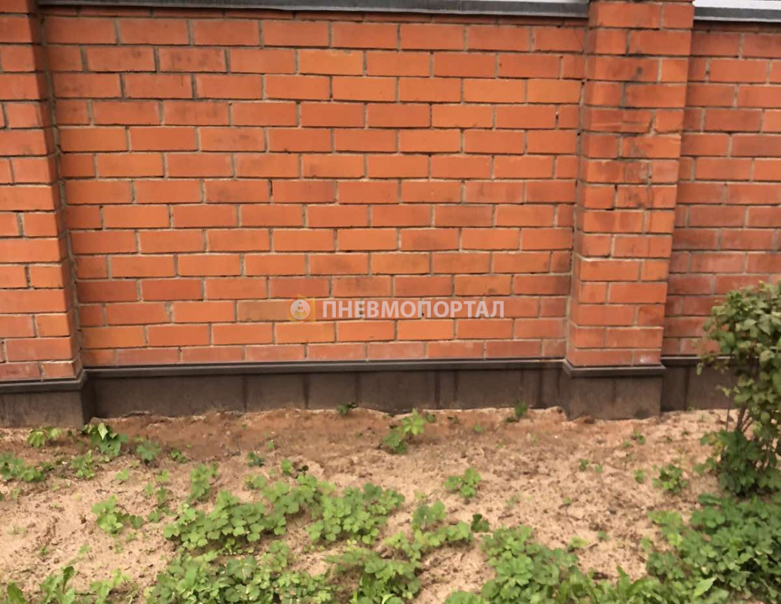 Пескоструйная очистка кирпичного забора от граффити Пескоструйная очистка кирпичного забора от граффити