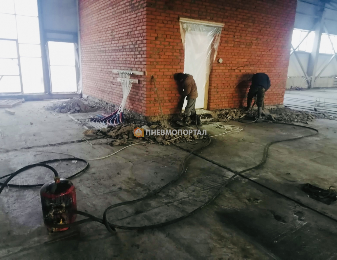 Аренда компрессора Atlas Copco U175 с двумя отбойными молотками в Электростале Аренда компрессора Atlas Copco U175 с двумя отбойными молотками в Электростале