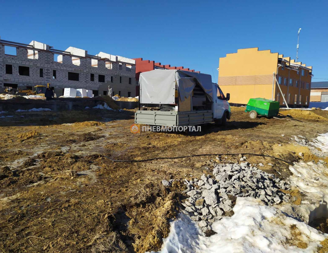 Аренда компрессора Atlas Copco XAS97 с 4 отбойными молотками Аренда компрессора Atlas Copco XAS97 с 4 отбойными молотками