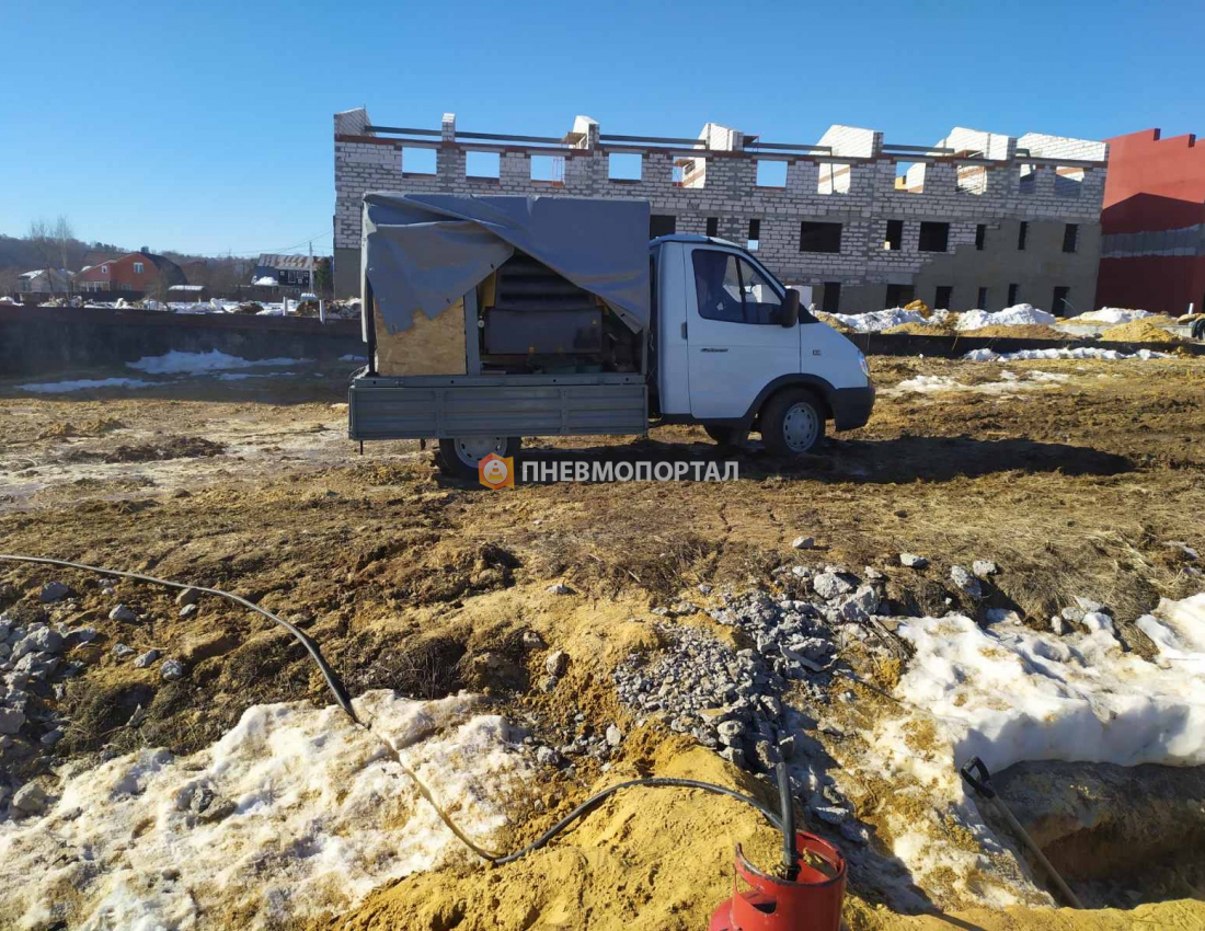 Аренда компрессора Atlas Copco XAS97 с 4 отбойными молотками Аренда компрессора Atlas Copco XAS97 с 4 отбойными молотками