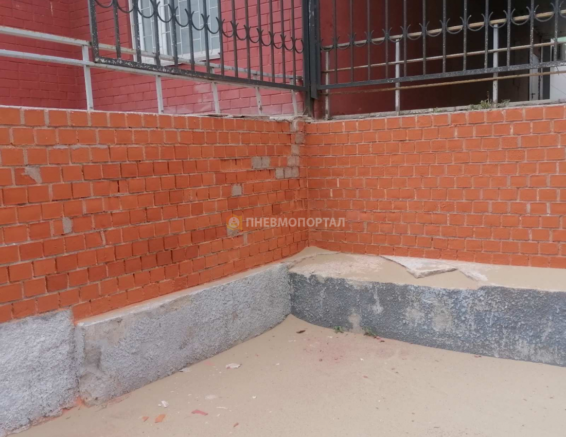 Пескоструйная обработка фасада многоквартирного дома от краски Пескоструйная обработка фасада многоквартирного дома от краски