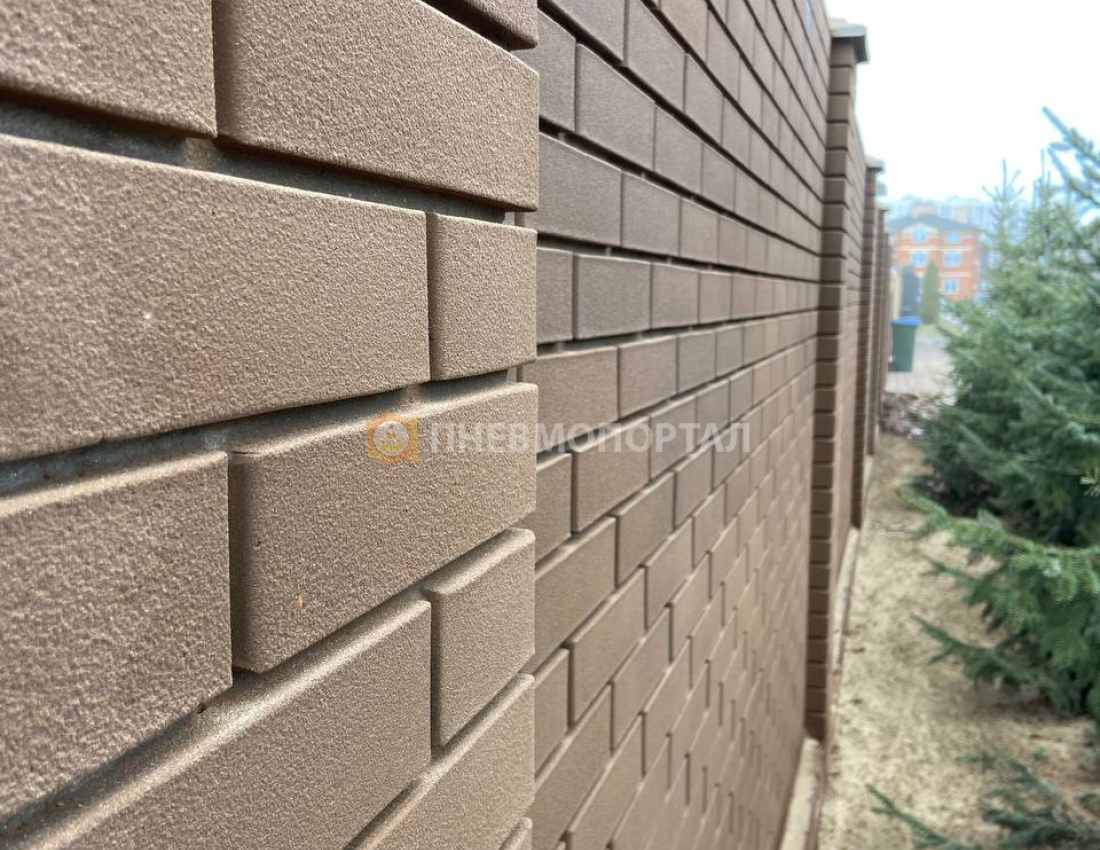 Пескоструйная обработка кирпичного забора от высолов Пескоструйная обработка кирпичного забора от высолов