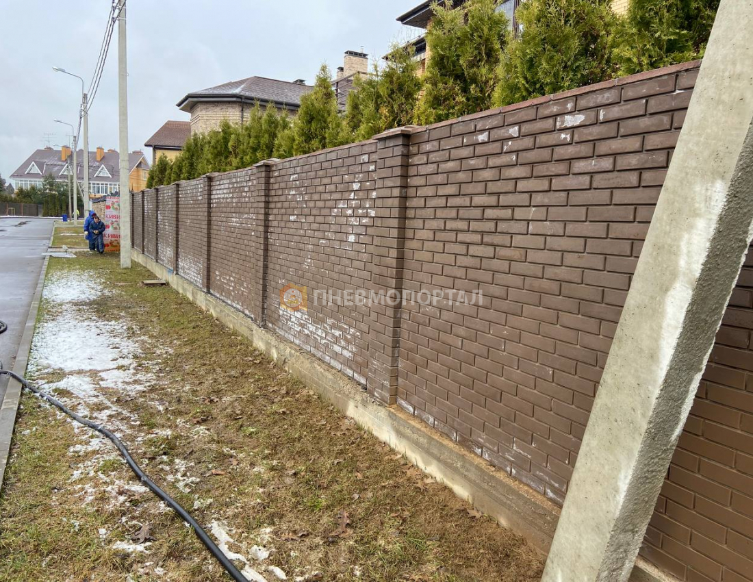 Пескоструйная обработка кирпичного забора от высолов Пескоструйная обработка кирпичного забора от высолов