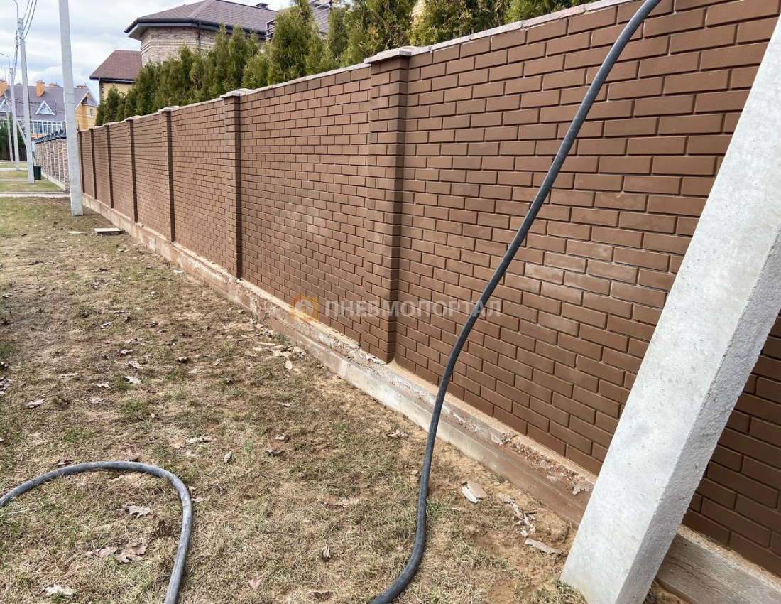Пескоструйная обработка кирпичного забора от высолов Пескоструйная обработка кирпичного забора от высолов