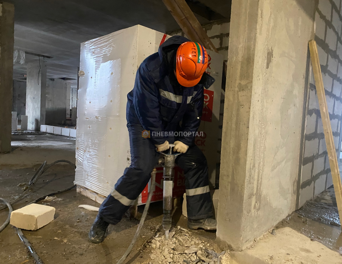 Аренда дизельного компрессора на крышу многоквартирного здания с двумя бетоноломами Аренда дизельного компрессора на крышу многоквартирного здания с двумя бетоноломами