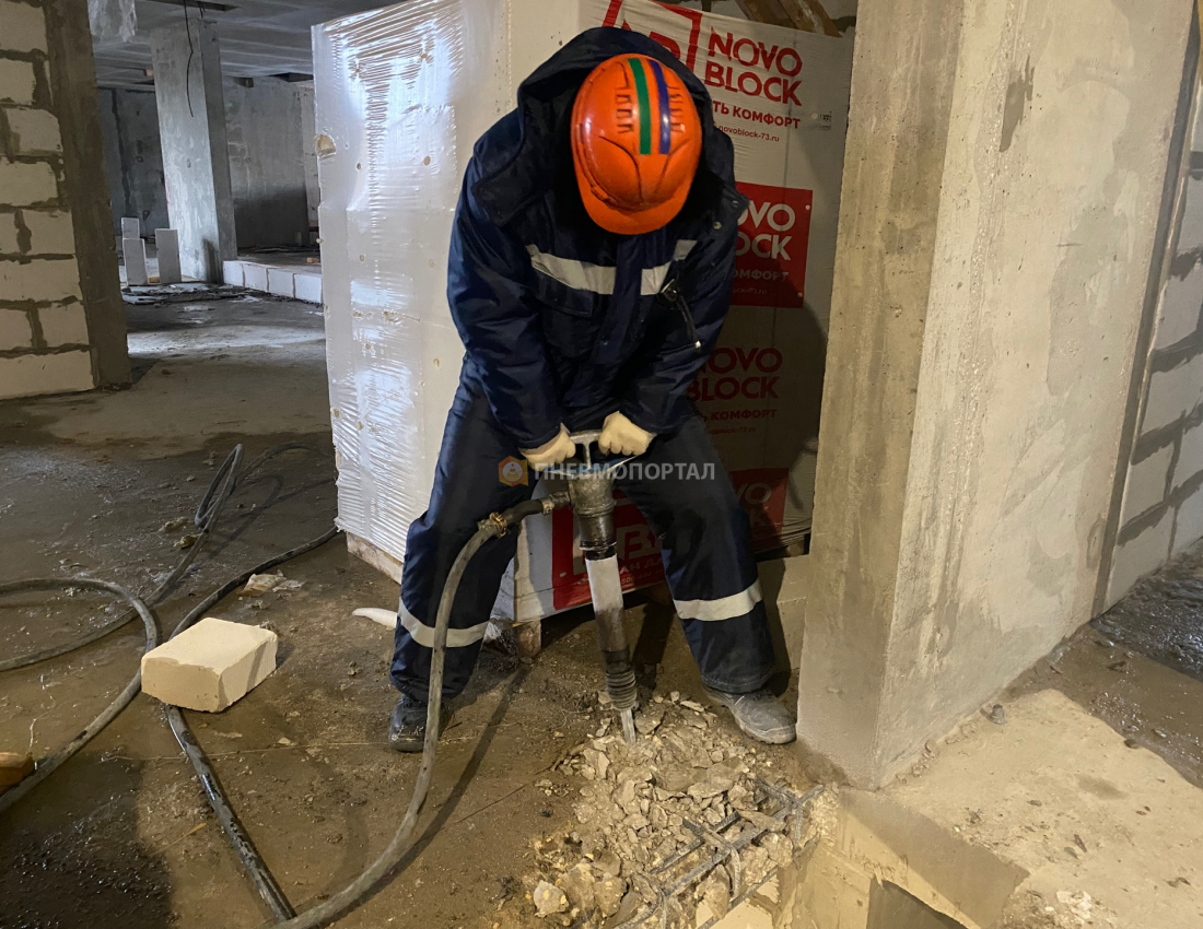 Аренда дизельного компрессора на крышу многоквартирного здания с двумя бетоноломами Аренда дизельного компрессора на крышу многоквартирного здания с двумя бетоноломами