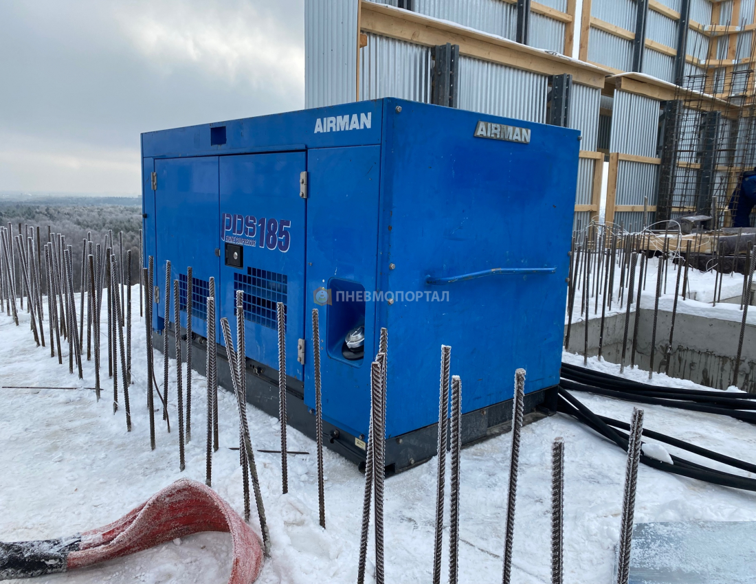 Аренда дизельного компрессора на крышу многоквартирного здания с двумя бетоноломами Аренда дизельного компрессора на крышу многоквартирного здания с двумя бетоноломами