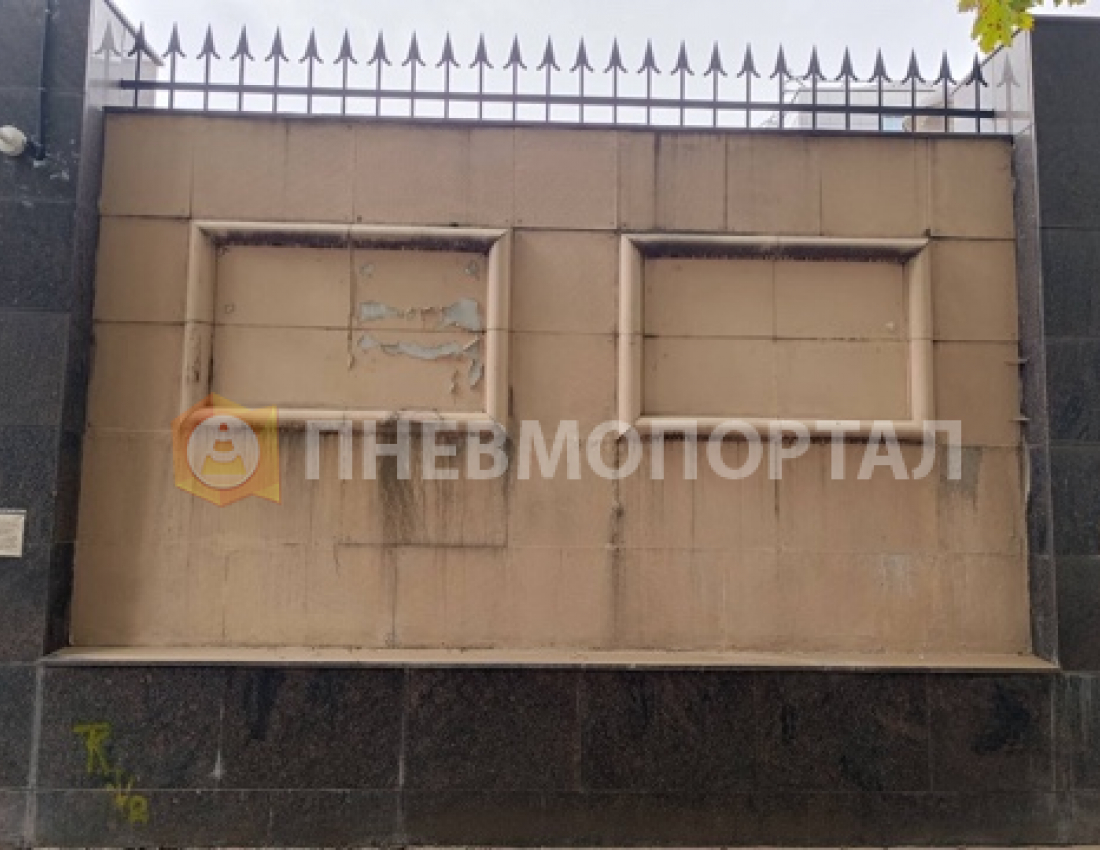 Пескоструйная обработка бетонных панелей забора от краски Пескоструйная обработка бетонных панелей забора от краски