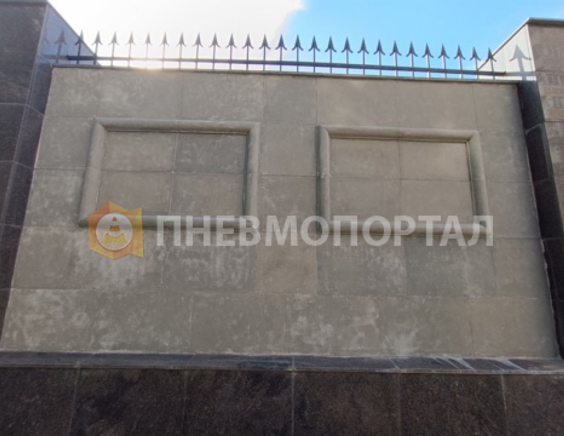 Пескоструйная обработка бетонных панелей забора от краски Пескоструйная обработка бетонных панелей забора от краски