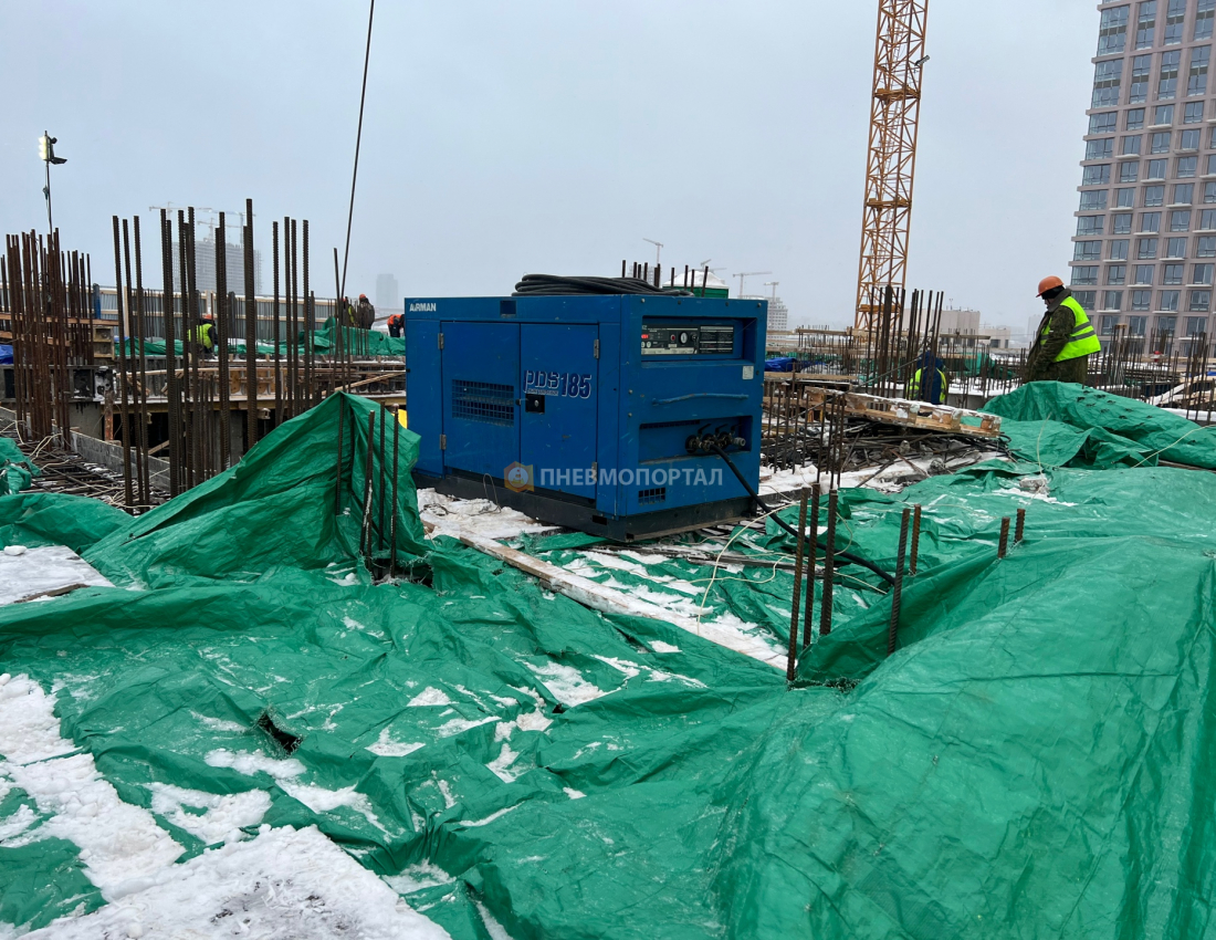 Аренда дизельного воздушного компрессора на подъем для обдувки металлокаркаса перед заливкой бетона Аренда дизельного воздушного компрессора на подъем для обдувки металлокаркаса перед заливкой бетона