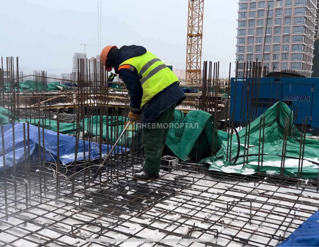 Аренда дизельного воздушного компрессора на подъем для обдувки металлокаркаса перед заливкой бетона Аренда дизельного воздушного компрессора на подъем для обдувки металлокаркаса перед заливкой бетона