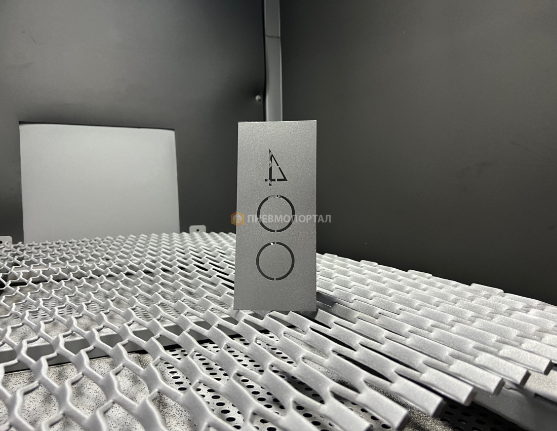 Дробеструйная обработка номерных табличек Дробеструйная обработка номерных табличек