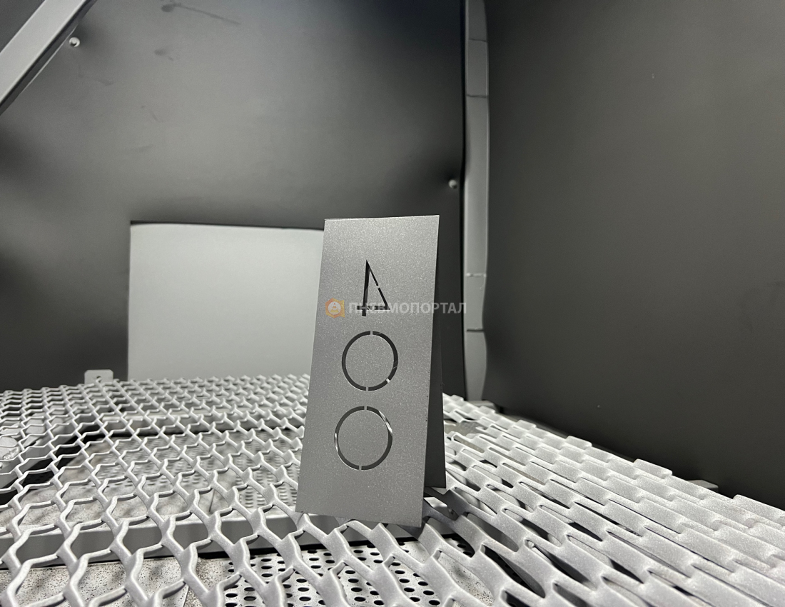 Дробеструйная обработка номерных табличек Дробеструйная обработка номерных табличек