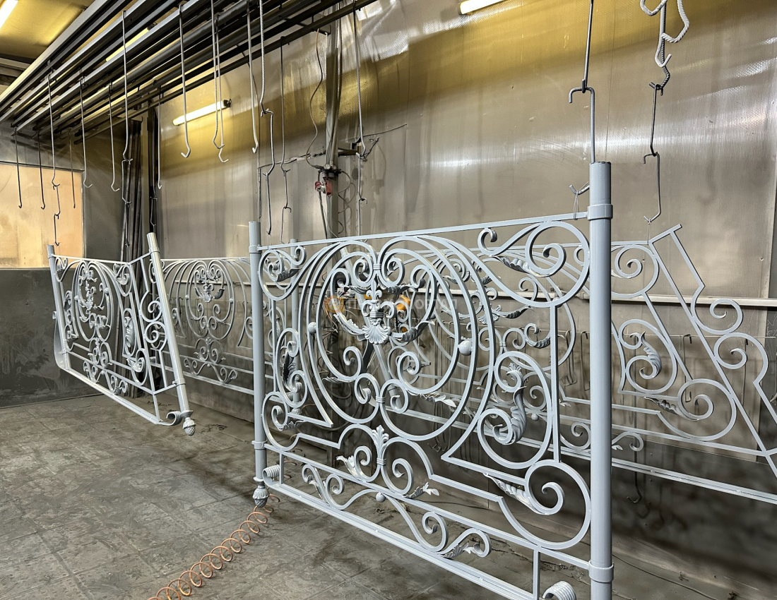 Порошковая покраска кованых элементов ограждения в Ral 9005 с патиной Порошковая покраска кованых элементов ограждения в Ral 9005 с патиной