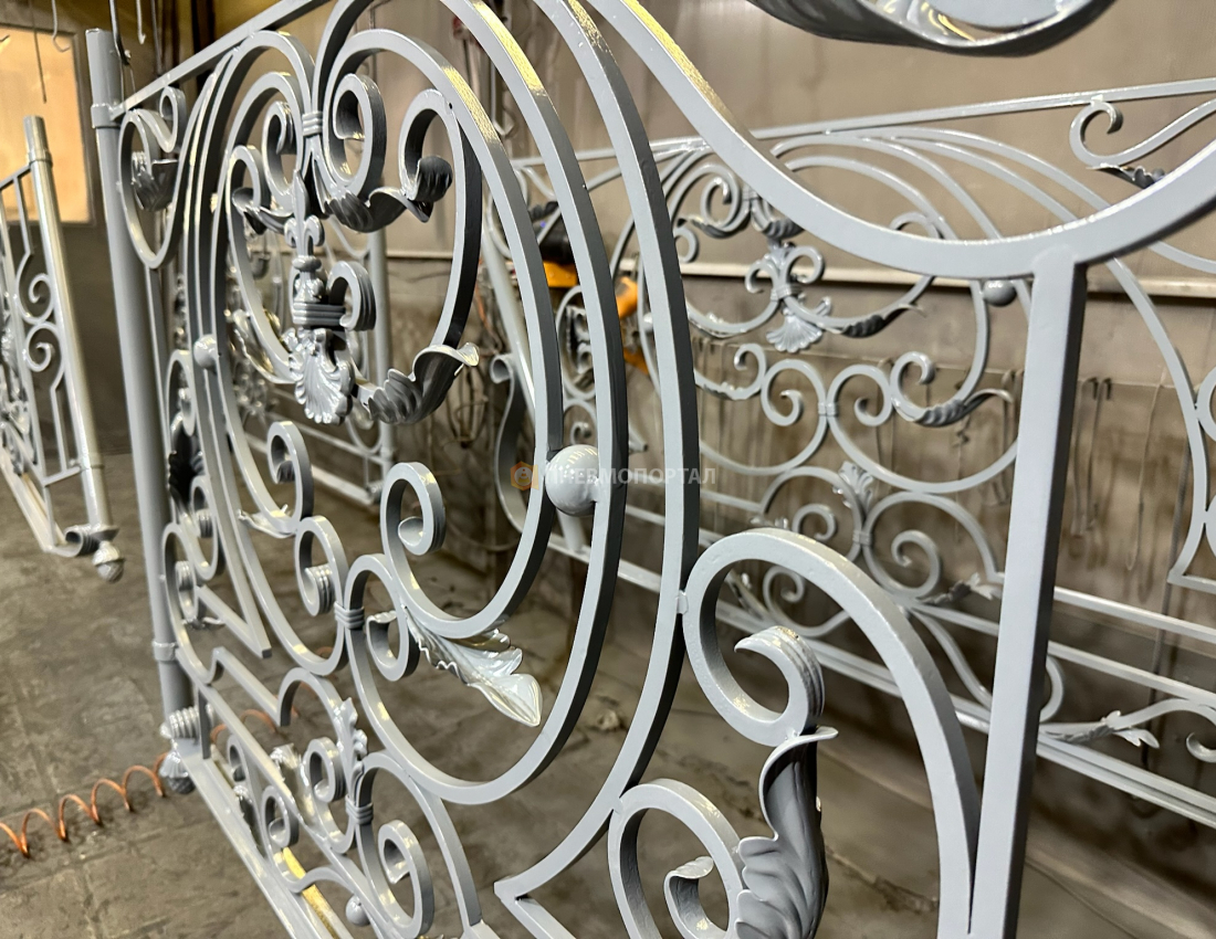 Порошковая покраска кованых элементов ограждения в Ral 9005 с патиной Порошковая покраска кованых элементов ограждения в Ral 9005 с патиной