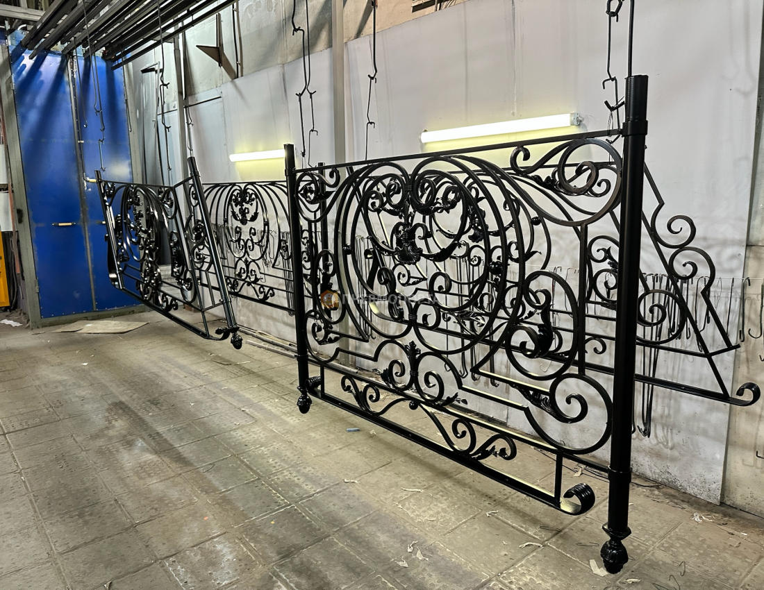 Порошковая покраска кованых элементов ограждения в Ral 9005 с патиной Порошковая покраска кованых элементов ограждения в Ral 9005 с патиной