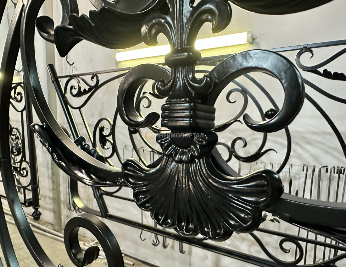 Порошковая покраска кованых элементов ограждения в Ral 9005 с патиной Порошковая покраска кованых элементов ограждения в Ral 9005 с патиной