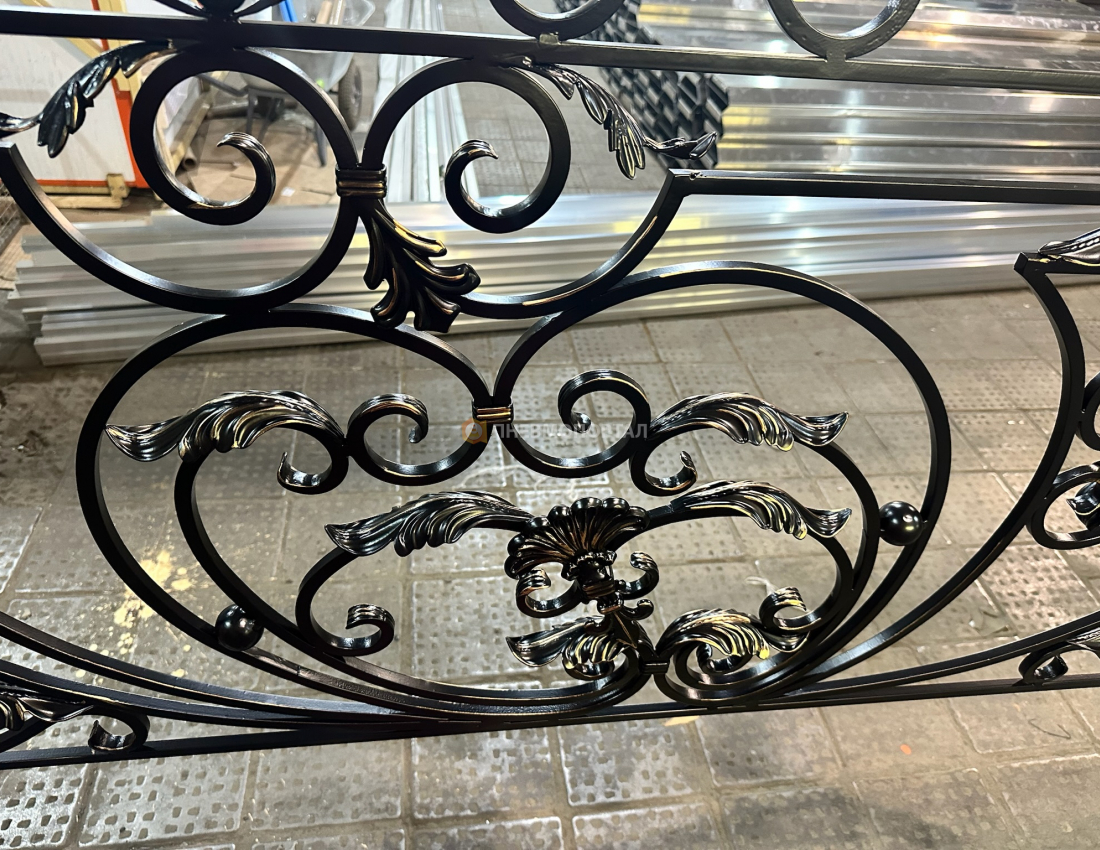 Порошковая покраска кованых элементов ограждения в Ral 9005 с патиной Порошковая покраска кованых элементов ограждения в Ral 9005 с патиной