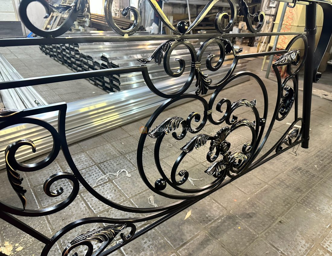 Порошковая покраска кованых элементов ограждения в Ral 9005 с патиной Порошковая покраска кованых элементов ограждения в Ral 9005 с патиной