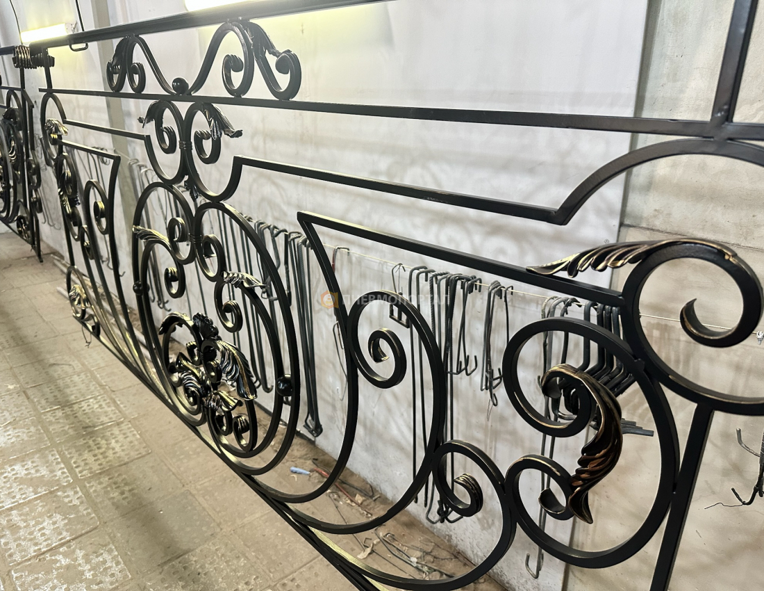 Порошковая покраска кованых элементов ограждения в Ral 9005 с патиной Порошковая покраска кованых элементов ограждения в Ral 9005 с патиной