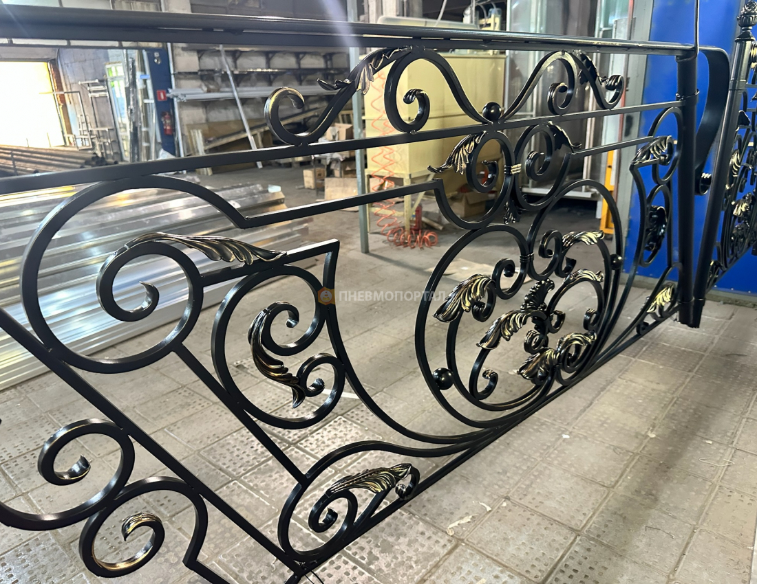 Порошковая покраска кованых элементов ограждения в Ral 9005 с патиной Порошковая покраска кованых элементов ограждения в Ral 9005 с патиной