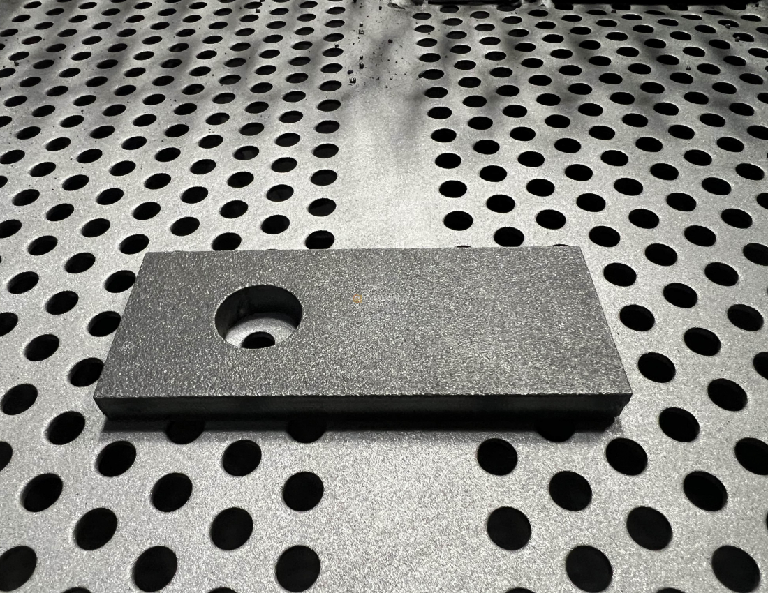 Дробеструйная обработка пластин окатанной дробью Дробеструйная обработка пластин окатанной дробью