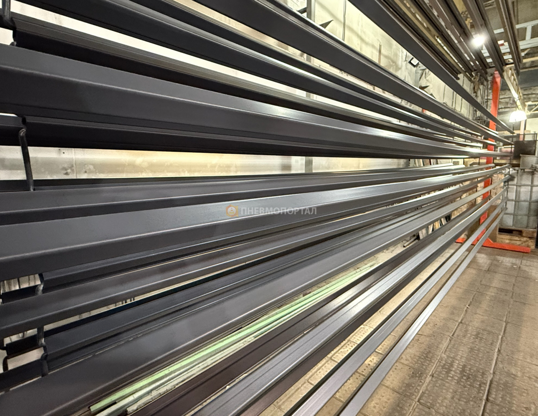 Автоматическая порошковая покраска труб в RAL 7024 Автоматическая порошковая покраска труб в RAL 7024