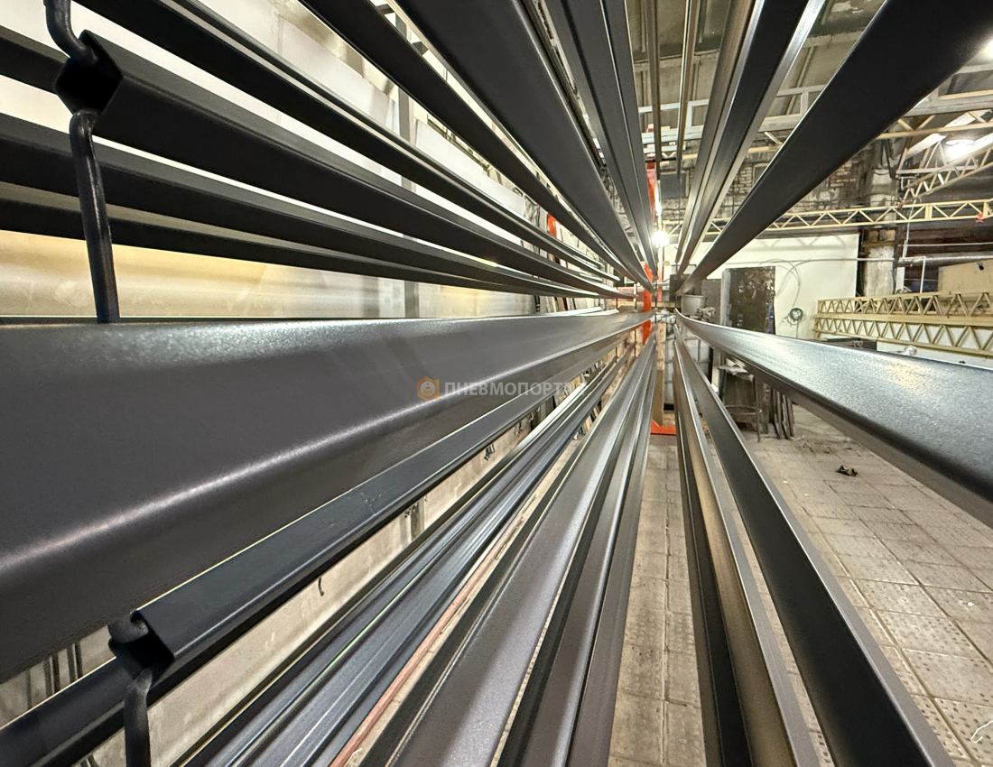 Автоматическая порошковая покраска труб в RAL 7024 Автоматическая порошковая покраска труб в RAL 7024