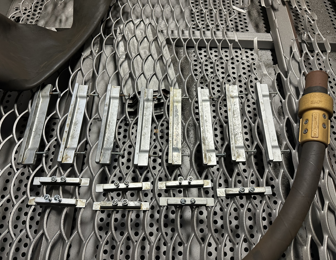 Абразивная обработка фурнитуры мебели перед покраской Абразивная обработка фурнитуры мебели перед покраской