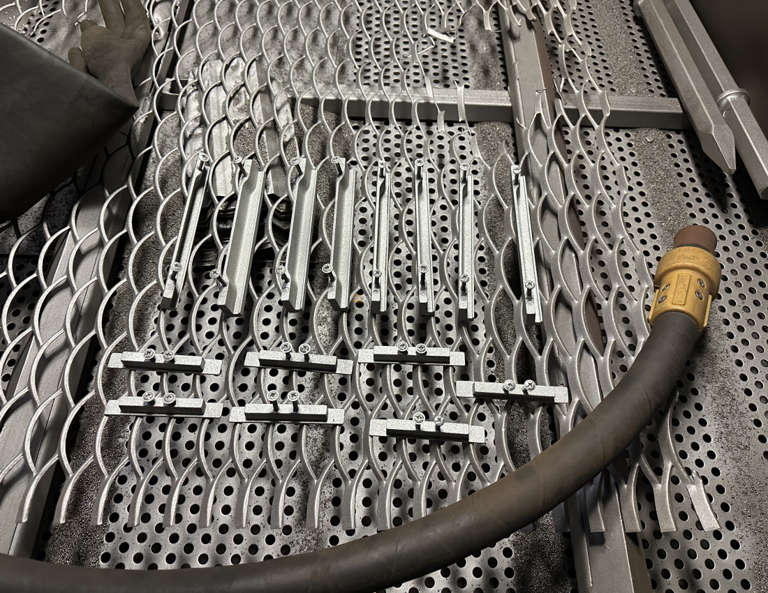 Абразивная обработка фурнитуры мебели перед покраской Абразивная обработка фурнитуры мебели перед покраской