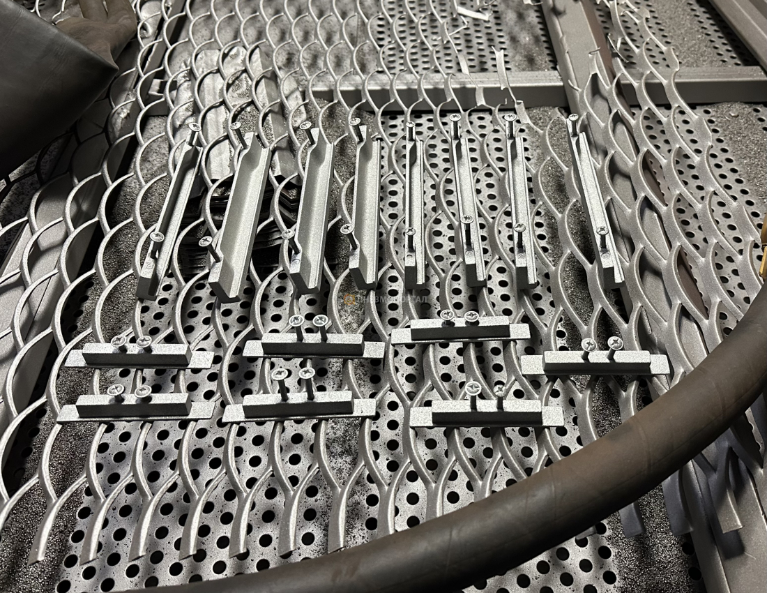 Абразивная обработка фурнитуры мебели перед покраской Абразивная обработка фурнитуры мебели перед покраской