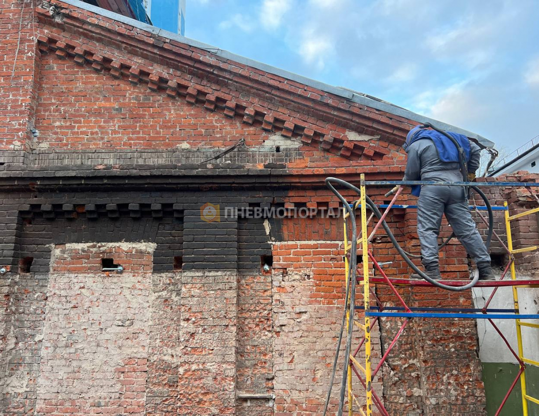 Очистка здания из кирпича и искусственное старение Очистка здания из кирпича и искусственное старение