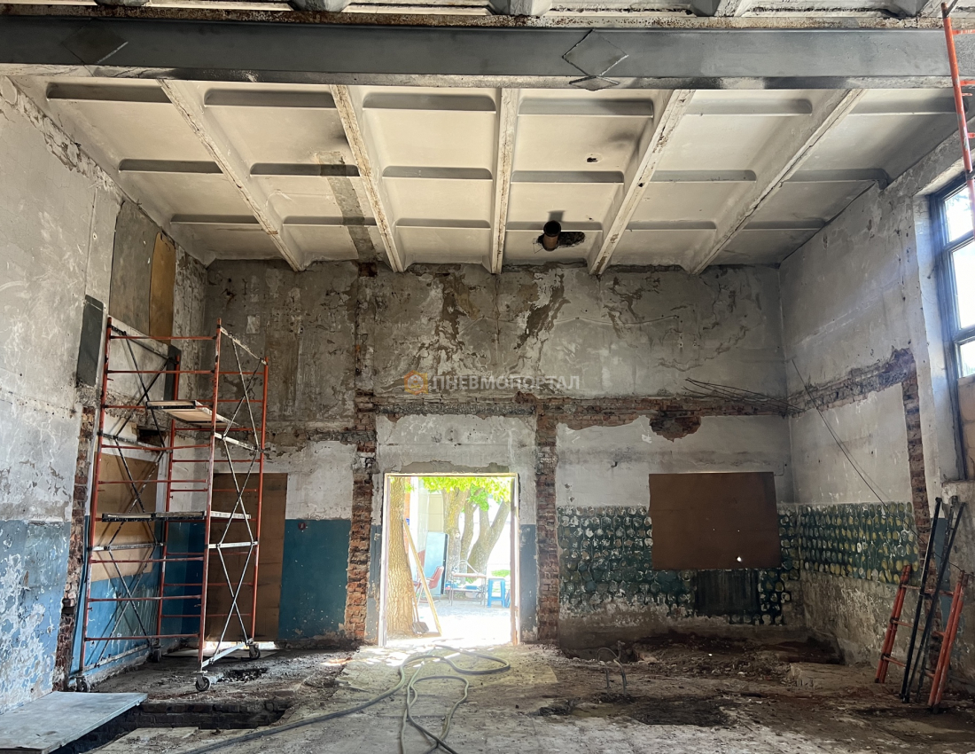 Снятие старой краски с помощью пескоструйной обработки в промышленном помещении Снятие старой краски с помощью пескоструйной обработки в промышленном помещении