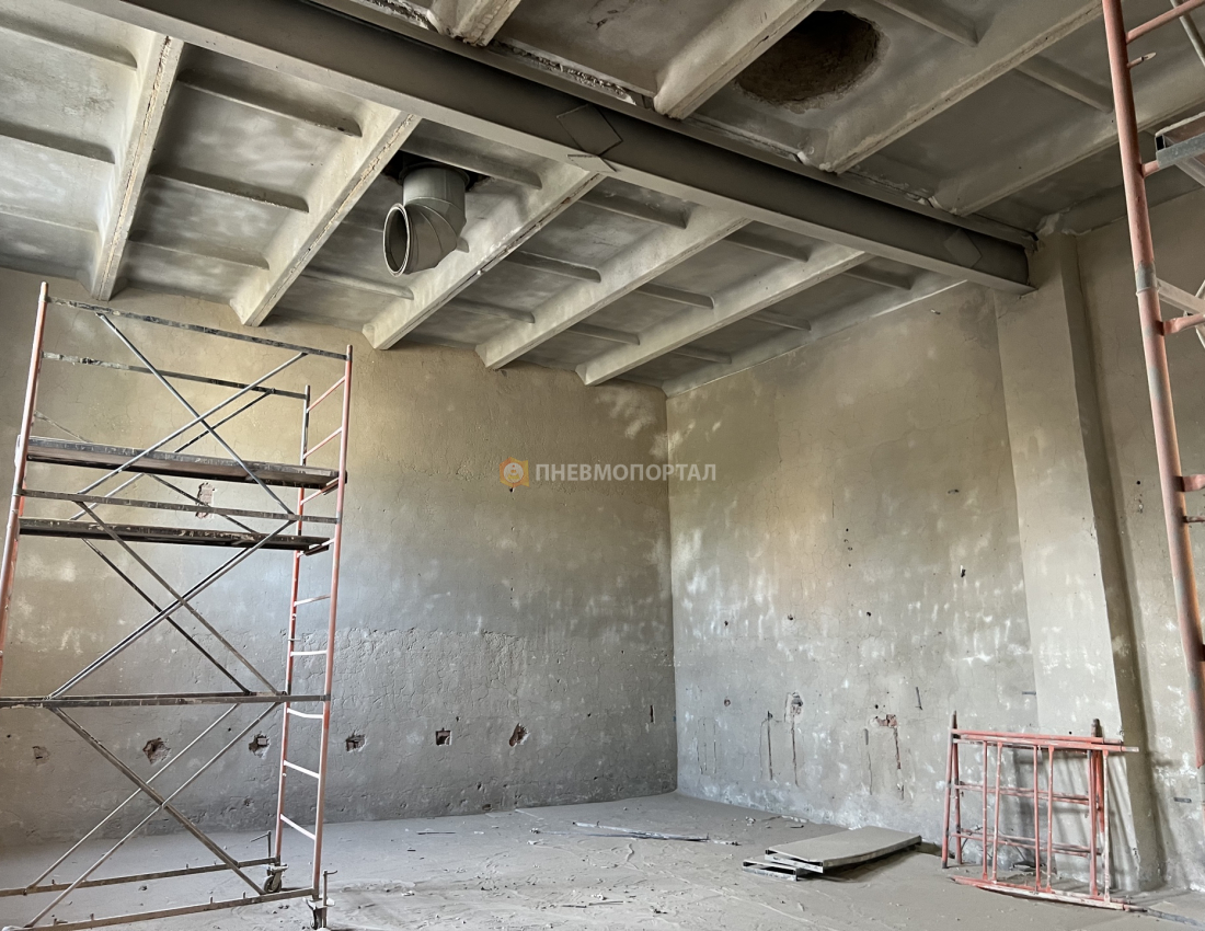 Снятие старой краски с помощью пескоструйной обработки в промышленном помещении Снятие старой краски с помощью пескоструйной обработки в промышленном помещении