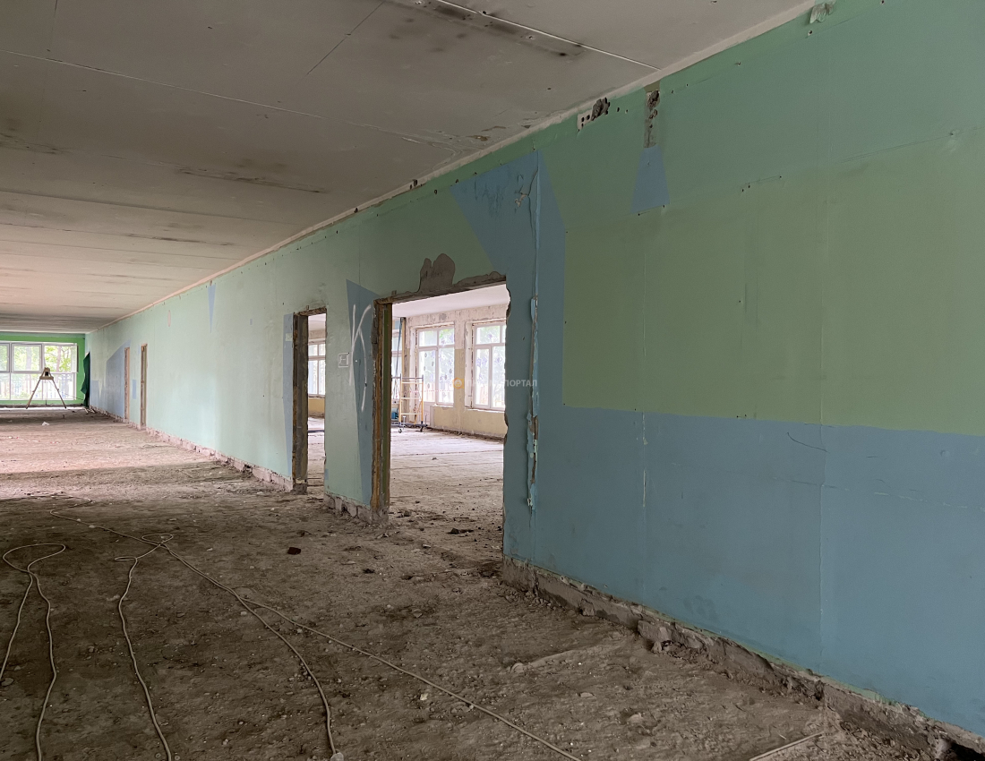 Пескоструйная обработка стен школы от краски для выявления дефектов плит Пескоструйная обработка стен школы от краски для выявления дефектов плит