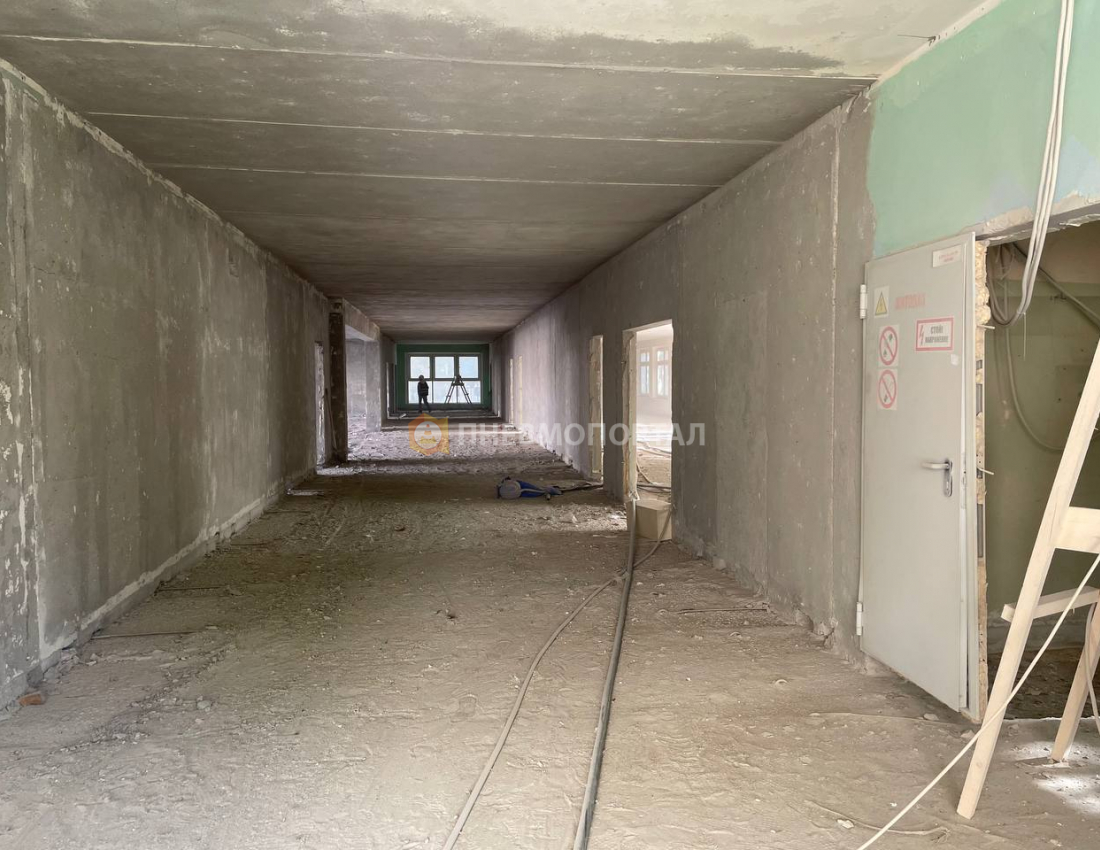 Пескоструйная обработка стен школы от краски для выявления дефектов плит Пескоструйная обработка стен школы от краски для выявления дефектов плит