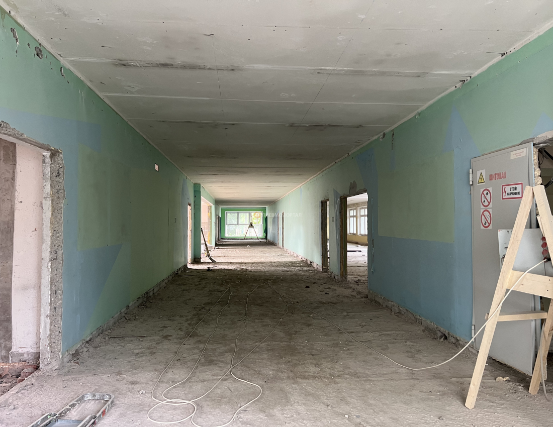 Пескоструйная обработка стен школы от краски для выявления дефектов плит Пескоструйная обработка стен школы от краски для выявления дефектов плит