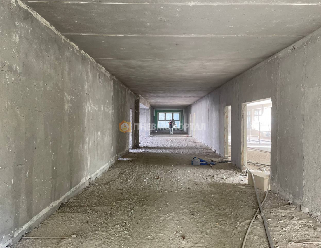 Пескоструйная обработка стен школы от краски для выявления дефектов плит Пескоструйная обработка стен школы от краски для выявления дефектов плит