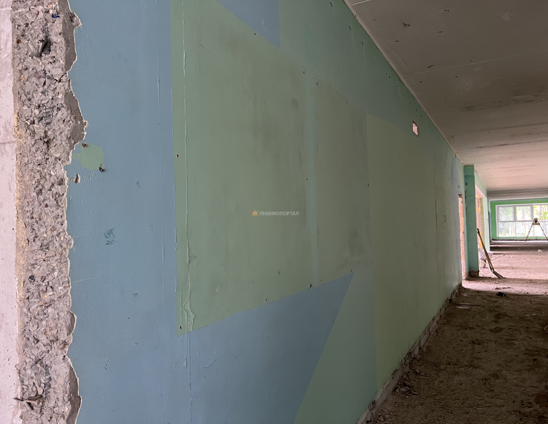 Пескоструйная обработка стен школы от краски для выявления дефектов плит Пескоструйная обработка стен школы от краски для выявления дефектов плит