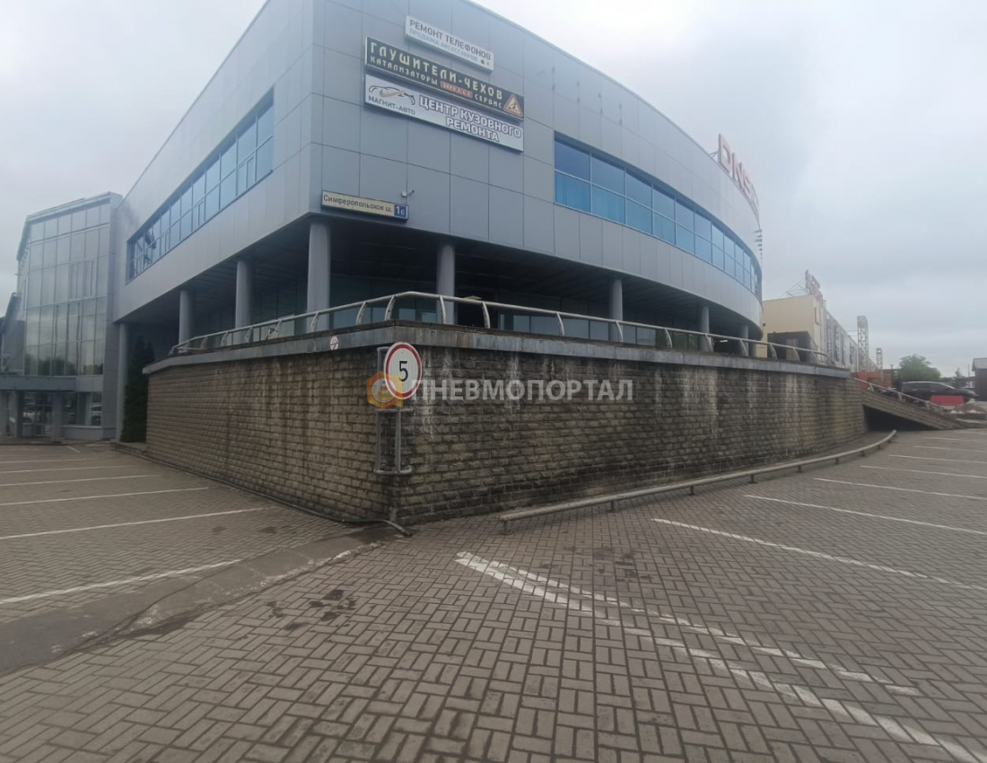 Пескоструйная обработка декоративной плитки фасада ТЦ от загрязнений Пескоструйная обработка декоративной плитки фасада ТЦ от загрязнений