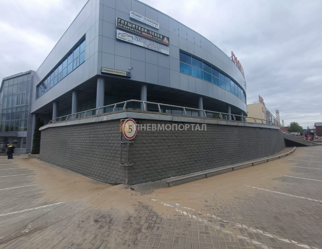 Пескоструйная обработка декоративной плитки фасада ТЦ от загрязнений Пескоструйная обработка декоративной плитки фасада ТЦ от загрязнений