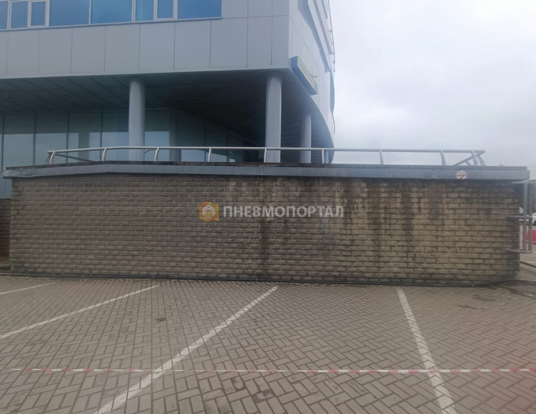 Пескоструйная обработка декоративной плитки фасада ТЦ от загрязнений Пескоструйная обработка декоративной плитки фасада ТЦ от загрязнений